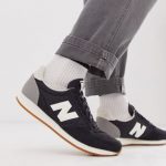 New Balance 220 trainers in black
