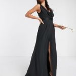 שמלת מקסי שחורה עם שסע קדמי ופתח בגב