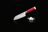 חיתוך מחיר חד במיוחד! סכין סנטוקו עם חריצים 7 אינטש / 18 ס”מ Friedr Dick Red Spirit רק ב₪260 במקום ₪445! (30 שנות אחריות!)