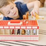 סט אורוות עץ לנשיאה עם 8 סוסי צעצוע Melissa & Doug רק ב$19.49!