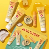 סט מתנה לטיפוח עור ושפתיים Burt’s Bees Essential Kit רק ב₪42!